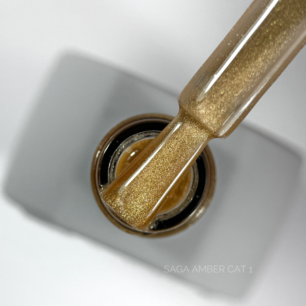 SAGA. Cat's Eye Gel Polish "Amber Cat", #01, 10 ml. Gel polish "Cat's Eye"