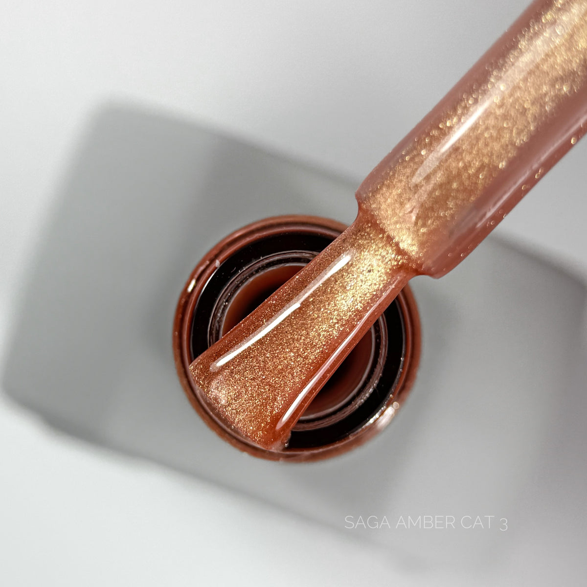 SAGA. Cat's Eye Gel Polish "Amber Cat", #03, 10 ml. Gel polish "Cat's Eye"