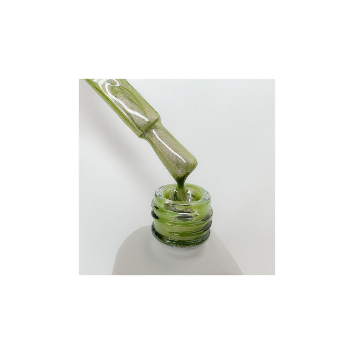 SAGA. Cat's Eye Gel Polish "Smoothie Cat", #04, 10 ml. Cat's eye gel polish chameleon