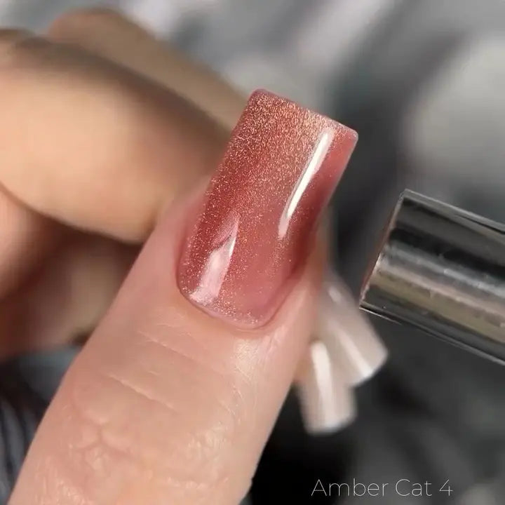 SAGA. Cat's Eye Gel Polish "Amber Cat", #04, 10 ml. Gel polish "Cat's eye"