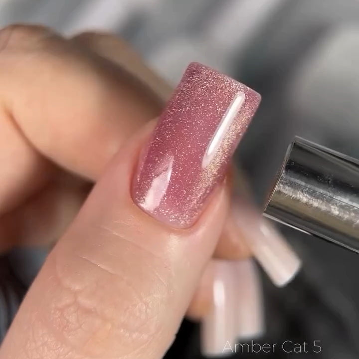 SAGA. Cat's Eye Gel Polish "Amber Cat", #05, 10 ml. Gel polish "Cat's Eye"