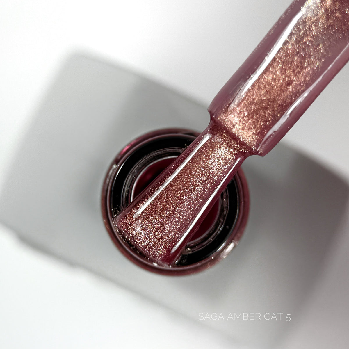 SAGA. Cat's Eye Gel Polish "Amber Cat", #05, 10 ml. Gel polish "Cat's Eye"