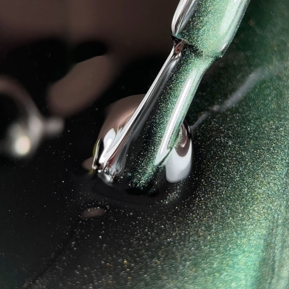 BIBLIOTEKA CAT EYE GEL POLISH № 04 FOREST BEAM – EMERALD WITH A SHIMMER, 10 ML