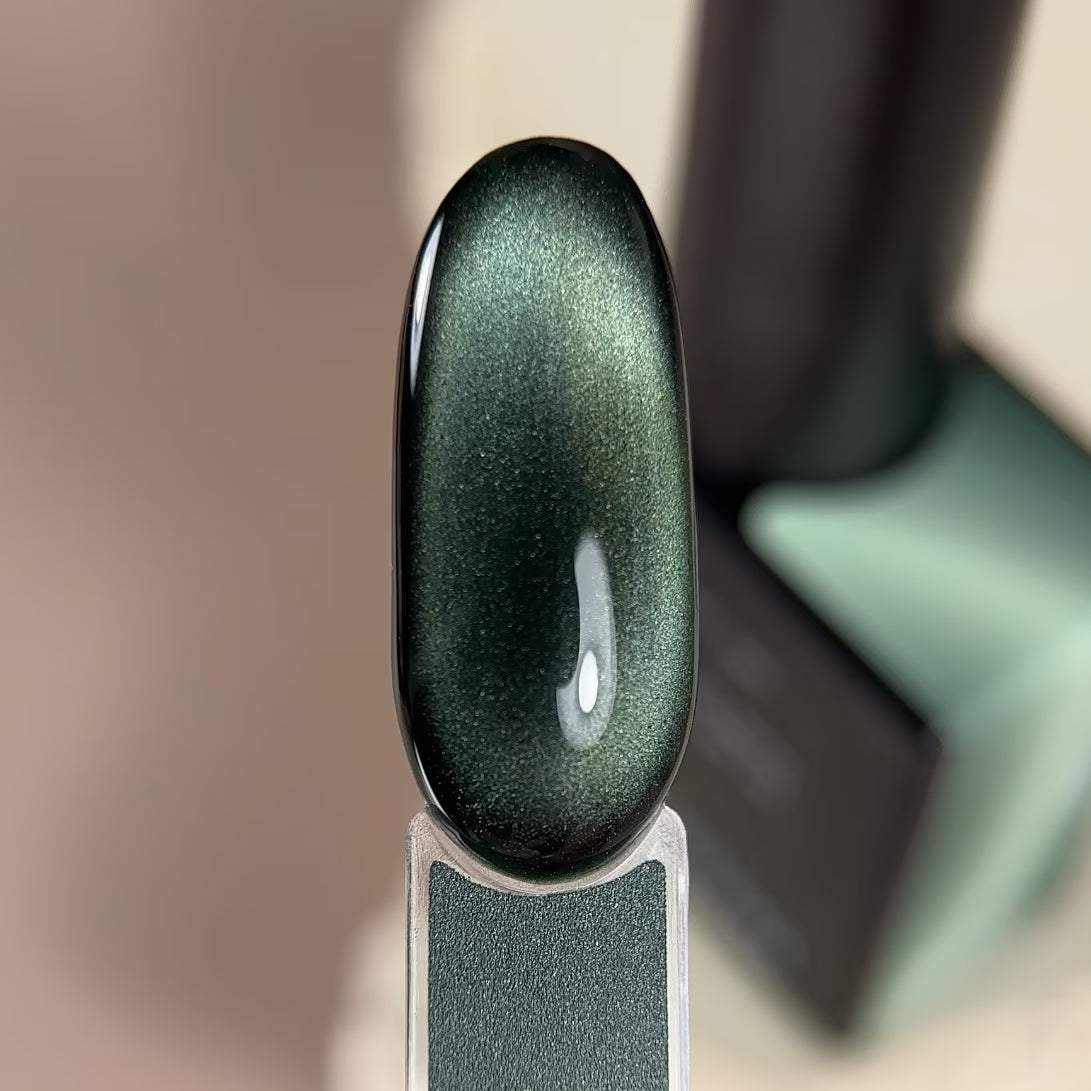 BIBLIOTEKA CAT EYE GEL POLISH № 04 FOREST BEAM – EMERALD WITH A SHIMMER, 10 ML