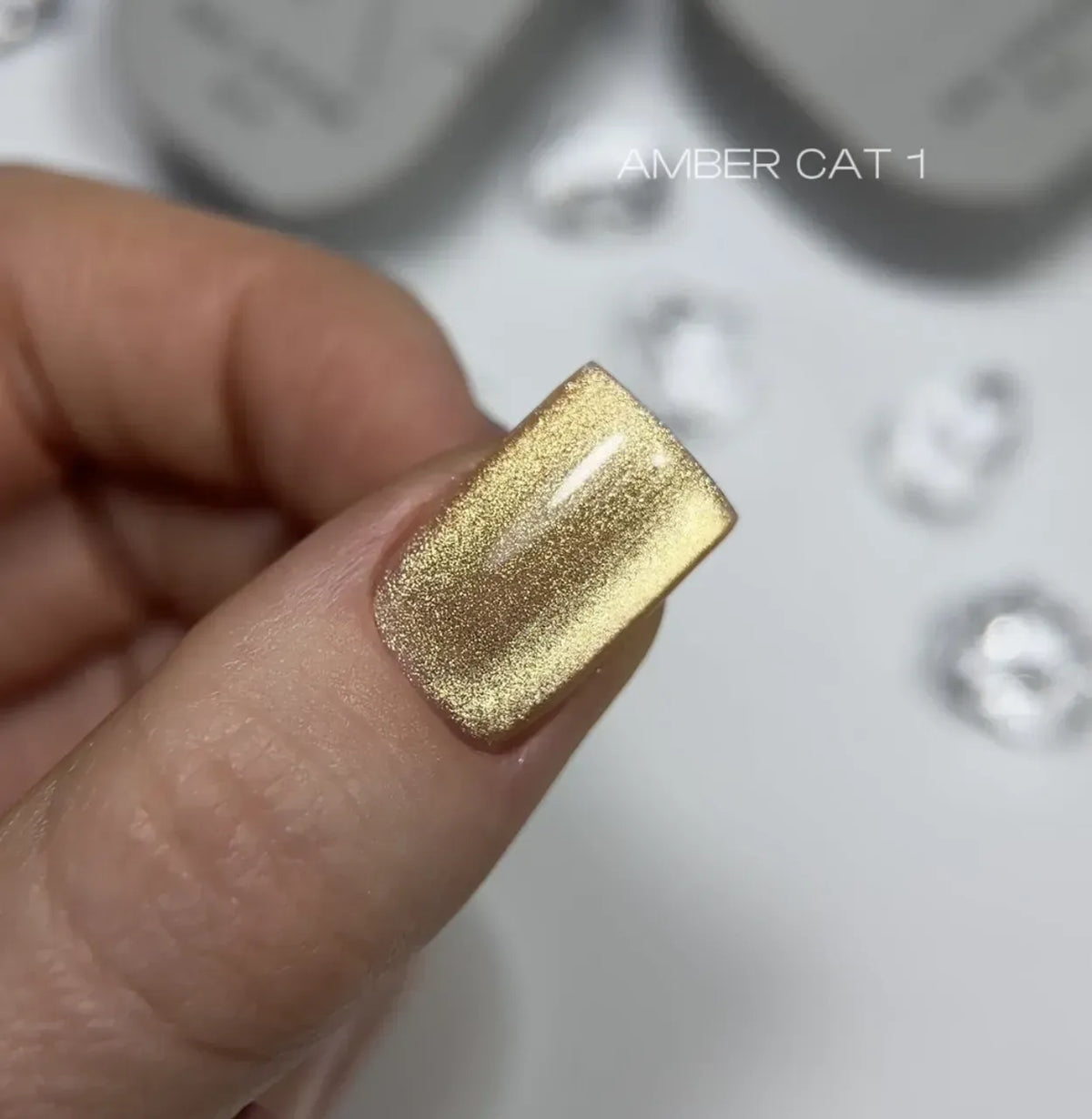 SAGA. Cat's Eye Gel Polish "Amber Cat", #01, 10 ml. Gel polish "Cat's Eye"