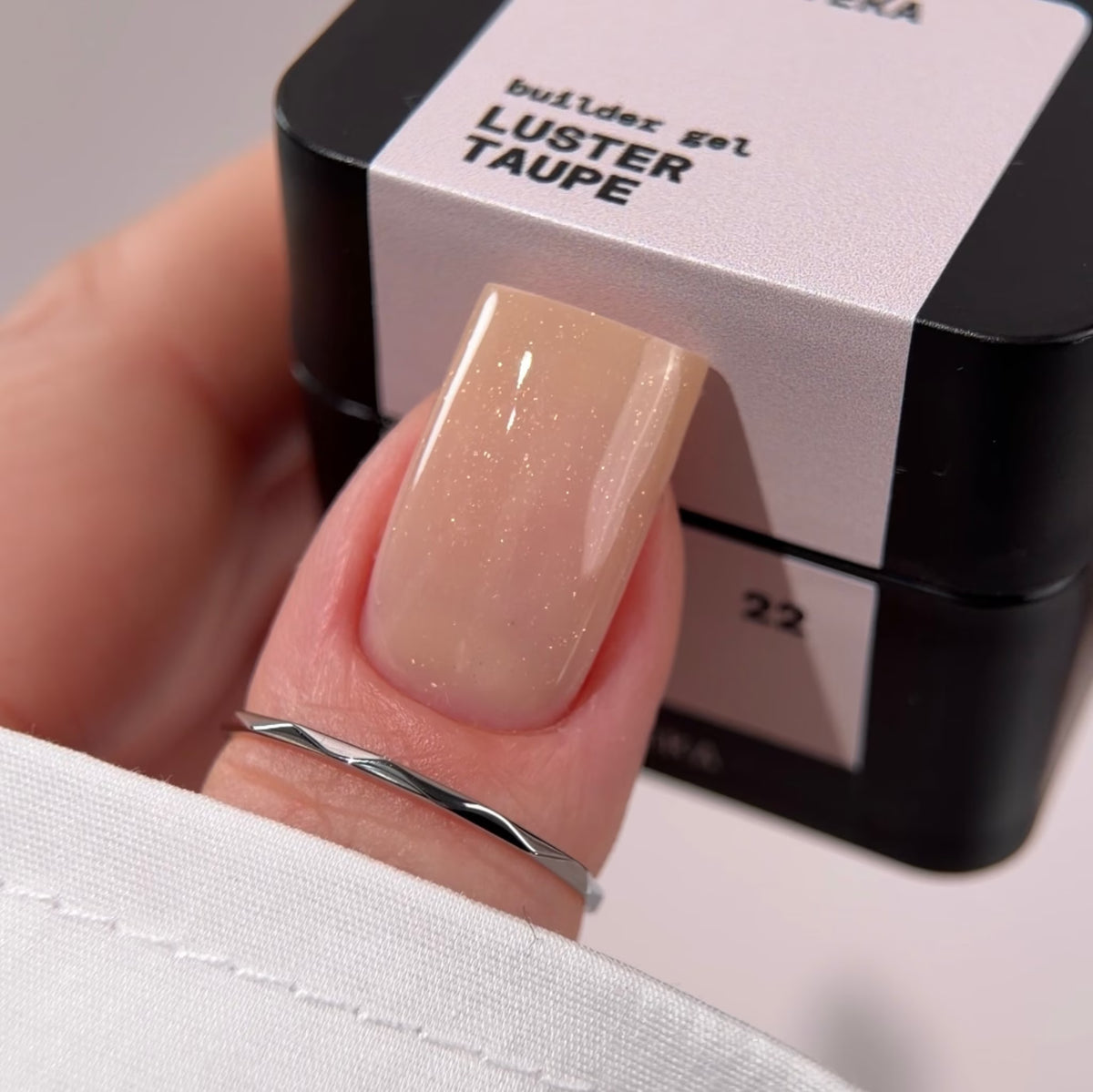 BIBLIOTEKA BUILDER GEL № 22 LUSTER TAUPE – COOL BEIGE WITH SHIMMER, 30 ML
